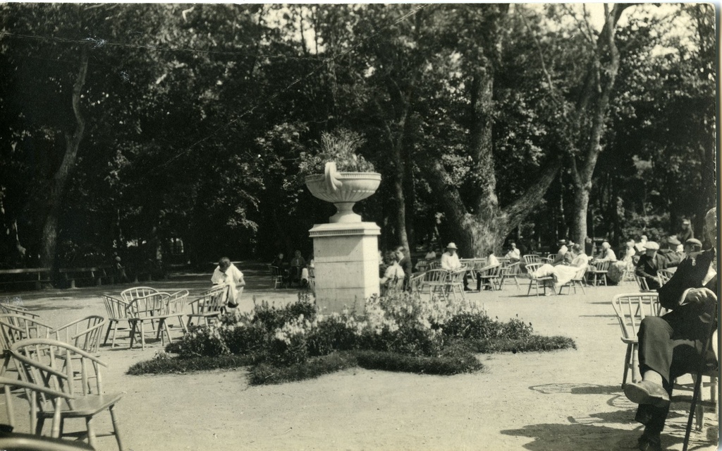 Kuressaare Lossipark, kuursaali esine väljak