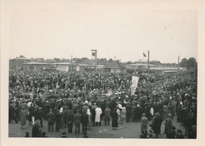 Näituse väljak Tartus Viljandi mnt ääres 1920-30. aastatel. Esiplaanil rahvamass.  duplicate photo