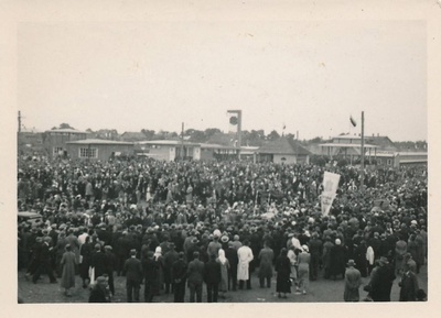 Näituse väljak Tartus Viljandi mnt ääres 1920-30. aastatel. Esiplaanil rahvamass.  duplicate photo
