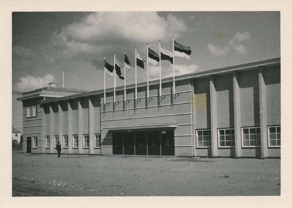 Näituseväljak Viljandi mnt ääres.  Esindusmaja lipuehtes. Tartu, 1920-1930. Foto Šuras.