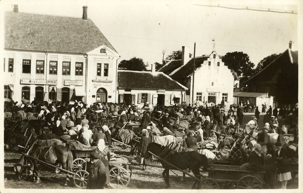 Turuplats Kuressaares Lossi tänava alguses