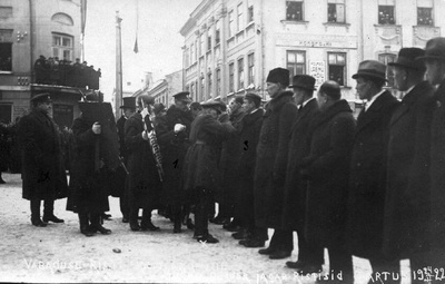 Eesti Vabariigi aastapäev: Vabaduse Ristide (Vabadusristide)  kätteandmine Raekoja platsil. Tartu, 24.02.1924. Foto E. Selleke.  duplicate photo