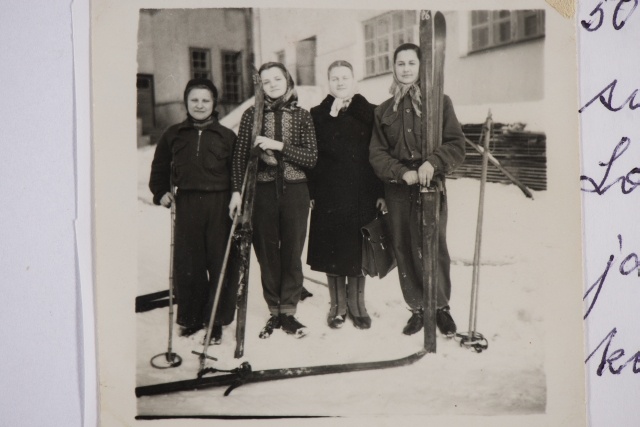 Viljandi koolitüdrukud suuskadega koolimaja juures
