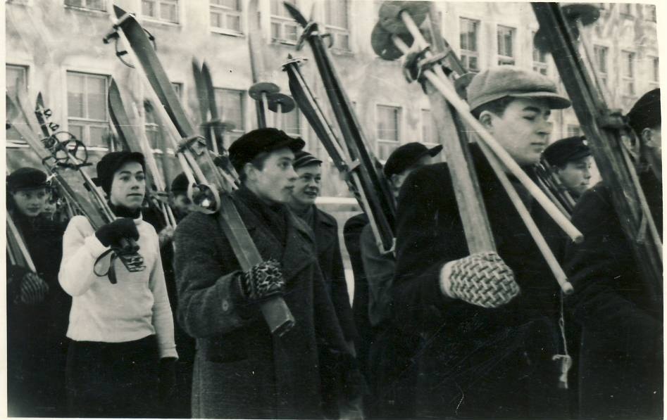 Rakvere I Keskkooli poisid suuskadega