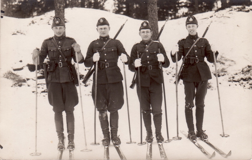 Military school patrol snowing team