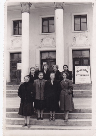 Kreenholmi manufaktuur, Vana ketrusvabrik. Grupp noori kinoteatri Punane Täht ees. 1950.aastail