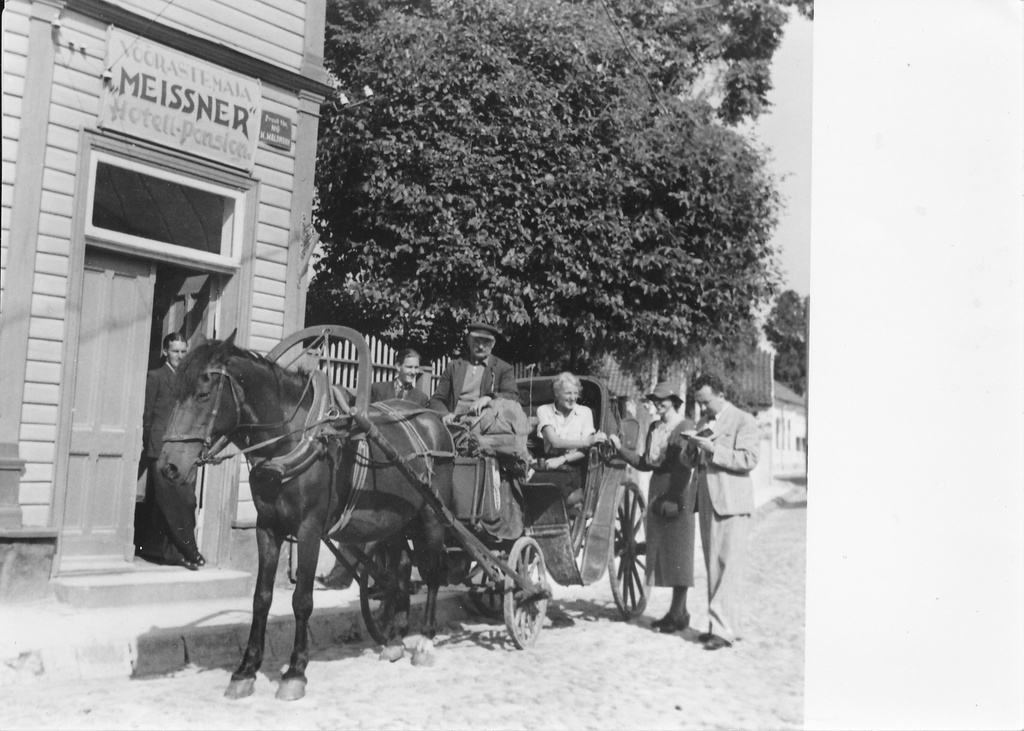 Kaarikuga võõrastemaja ees