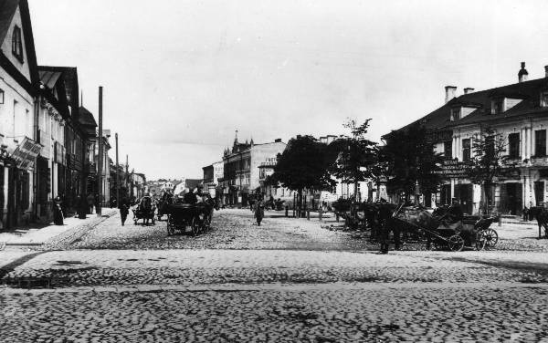 Peterburi t  ja Henningi plats. Paremal nn Katariina maja (kaasajal Narva mnt 23), taga võõrastemaja "Derpt".  Voorimehed.
Tartu, ca 1914.