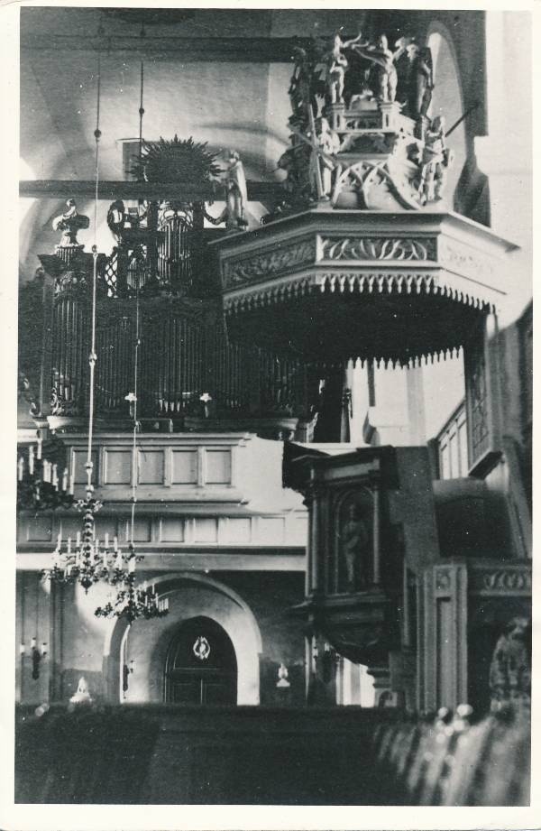 Jaani kirik: vaade kantsli poolt ukse poole;  kantsel, lühtrid, orel.  Tartu, 1930. aastad.
