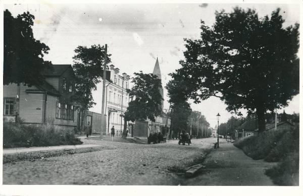 Riia tänav - vaade Vaksali ja Riia t nurgalt kesklinna suunas. Eemal Pauluse kiriku torn; voorimehed. Tartu, ca 1920ndad.