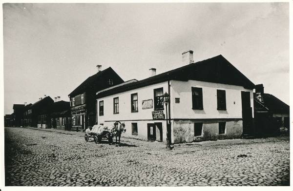 Turu tänav. Munakivisillutis, gaasilatern, veovoorimees. Tartu, ca 1914.
