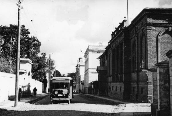 Laia t vaade (Laia ja Magasini t nurgalt jõe suunas).  Paremal võimlahoone; kaasajal  Lai t 37).  
Esiplaanil linnaliini autobuss, millel kirjas marsruut: Vaksal - Peetri kirik. 
Tartu, 1930. aastad.