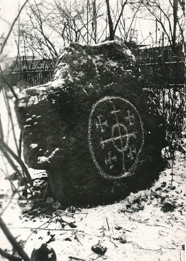 Kivirist - Põhjasõja-aegne mälestis Filosoofi t 1 aias. Foto: E. Selleke. Tartu, 25.11.1959.