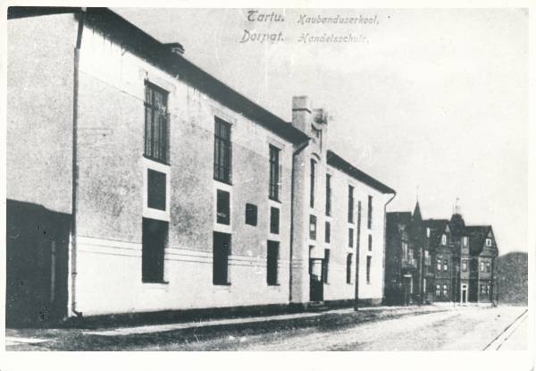 Karlova. Tartu kaubanduskool Tolstoi tänaval. Tartu, 1905-1915.
1931. aastani oli siin Tartu Tehnikagümnaasium. Nõukogude aastail oli see Tartu aparaaditehase üks hooneid.