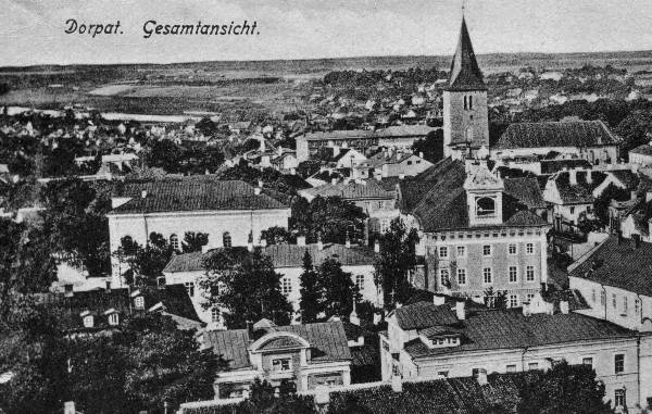 Vaade Toomemäelt Tartu kesklinnale: keskel ülikooli peahoone (katusel sibulkupliga tornike), taga Jaani kirik. Ca 1915-1919.