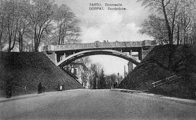 Kuradisild Toomemäel; jalutajad.  Tartu, ca 1923.  duplicate photo