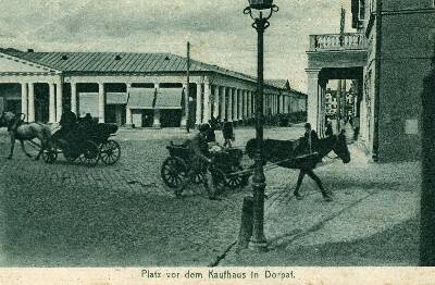 Kaubahoov ja selle esine plats. Vaade Promenaadi ja Kauba t nurgalt. Voorimehed tänaval. Tartu, 1900.- 1917. Foto Eugen Wittorf.  duplicate photo