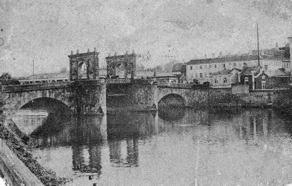 Emajõgi ja Kivisild. Taga Tartu raudtee pumbamaja (paremal). Vaade vasakkaldalt. Tartu, 1900-1910.