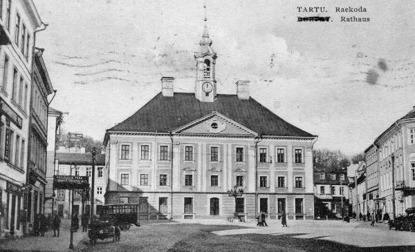 Tartu raekoda, Raekoja plats. 1937
Autod, inimesed platsil.