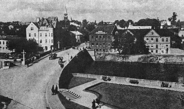 Vabadussild; plats Emajõe paremkaldal kaldarinnatise ääres. Taga Vene ja Kalda t majad. Tartu, 1938.