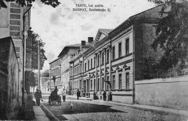 Lai tänav. Ees paremal Lai 36, selle kõrval Lai 34. Tartu, 1900-1915.