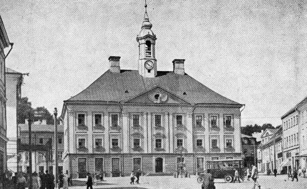 Tartu raekoda; autobuss, inimesed platsil. 1920.-1930