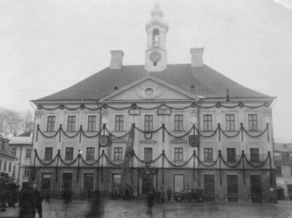 Tartu raekoda, kaunistatud vanikutega ja aastaarvudega 1918-1935.