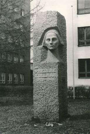 Mälestusmärk: Helene Kullman (Leen Kullman; skulptor Elmar Rebane). Tartu, 1972.