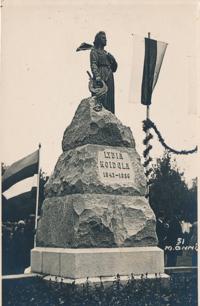 Mälestusmärk: Lydia Koidula (skulptor A. Adamson),  avamine. Pärnu, 6.06.1929.