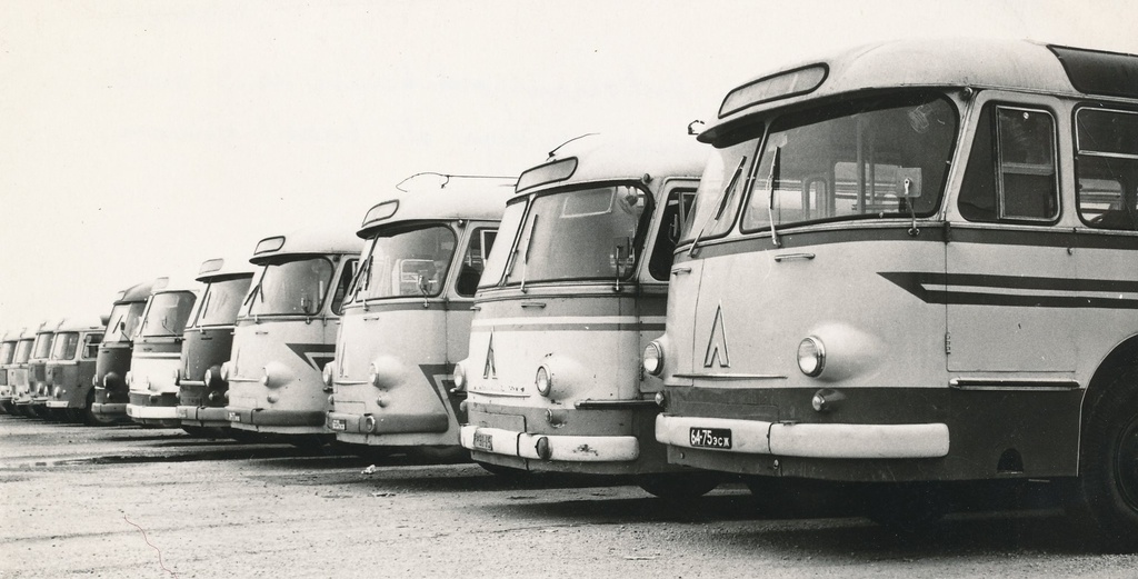 Foto.Autobusside  rivi Autotranspordibaasis nr. 3. õuel.