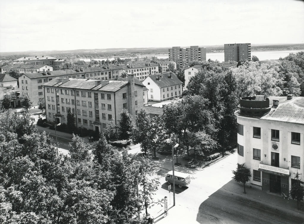 Foto. Võru.  Lenini (Jüri)  ja Gorki (Katariina allee)  tänavate ristmik augustis 1982.a.