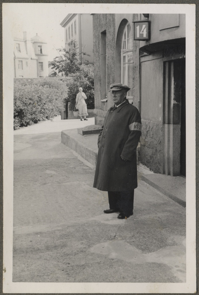 Vanem mees seismas maja ees