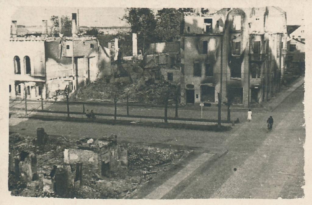 Tartu linnavaade. Varemed Aleksandri ja Uueturu tn nurgal. 1941.a.