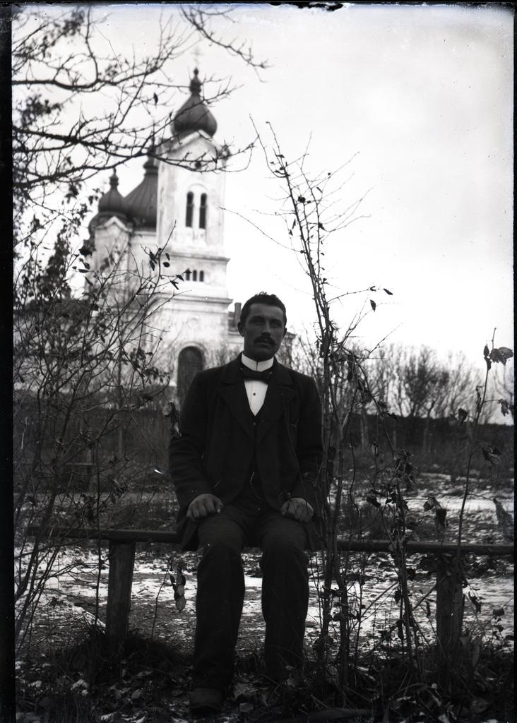 Härrasmees Tornimäe kiriku ees istumas