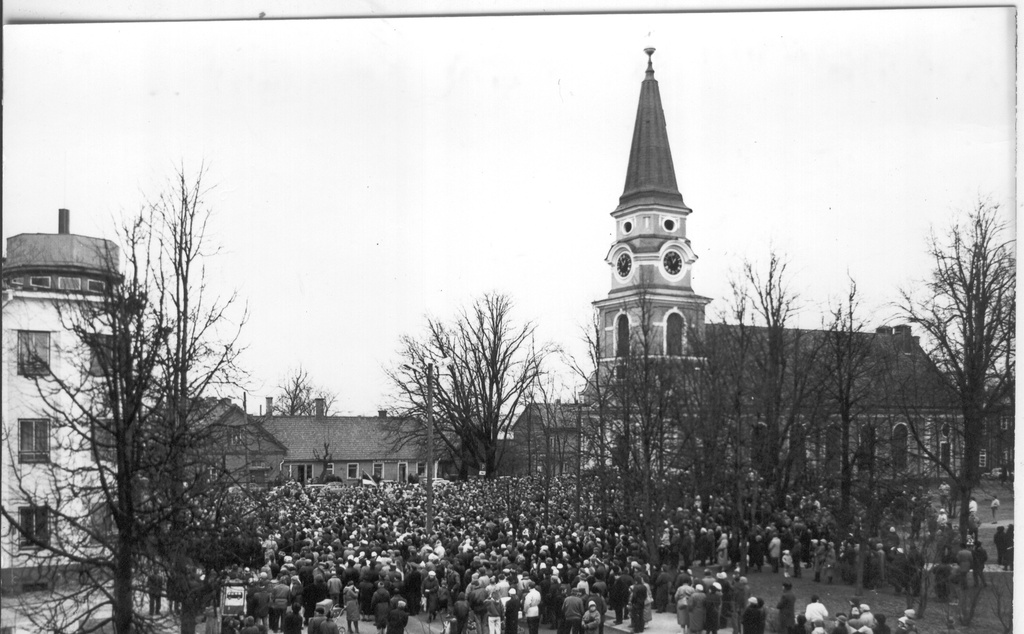 Foto. 24.veebruaril 1990.a. Võru Maavalitsuse ees