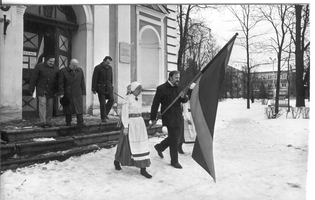 Foto. 24.veebruaril 1990.a. lippude õnnistamine Võru kirikus, linnavalitsuse lipp