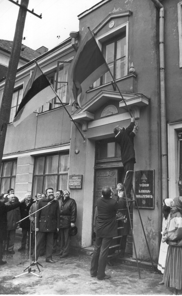 Foto. 24.veebruaril 1990.a.lippude heiskamine Võru Linnavalitsuse hoonele.