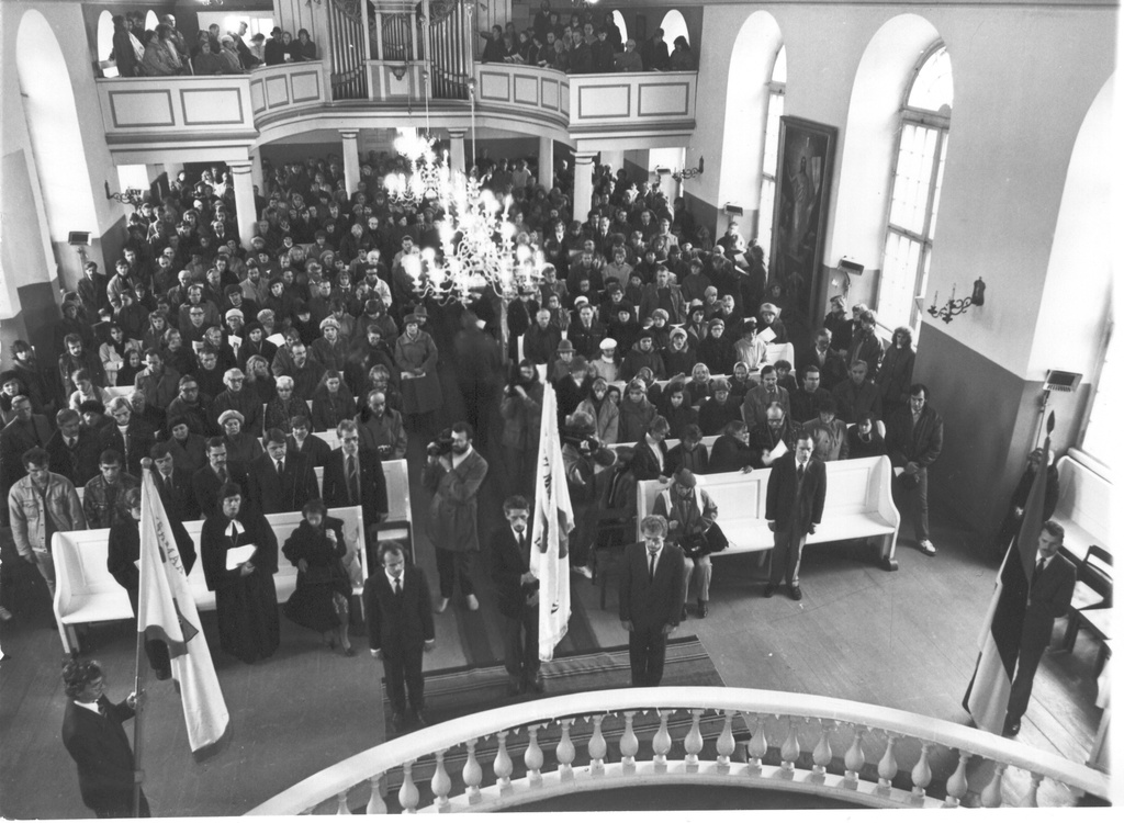 14-15.oktoobril 1989.a. Muinsuskaitsepäevad Võrumaal, lippude õnnistamine Võru kirikus, vaade saali