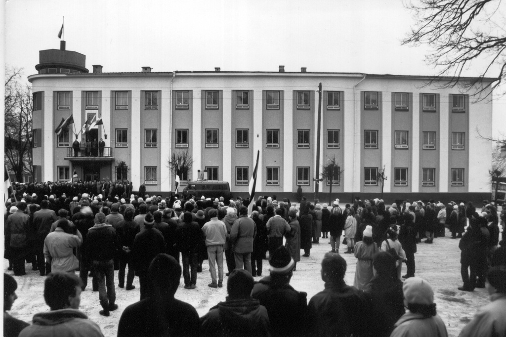 14.01.1991.a. Miiting Leedu vabariigi toetuseks Võru maavalitsuse ees.