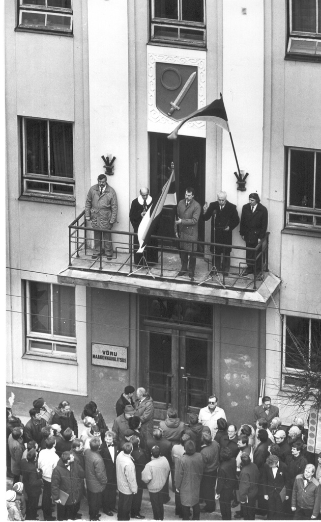 Foto. 24.veebruaril 1990.a. Võru maavanem Elmar Tiit ametivannet andmas maavalitsuse rõdult.