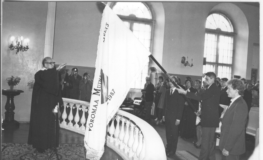 14.-15.oktoobril 1989. muinsuskaitsepäevad Võrumaal,Võromaa Muinsuskaitse Seltsi lipu õnnistamine Võru Katariina kirikus, õnnistab Rõuge koguduse õpetaja Armand Leimann