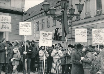 Stalinismiohvrite mälestamine 1989a. Raekoja trepil mikrofoni taga kõneleb R. Järlik.  duplicate photo