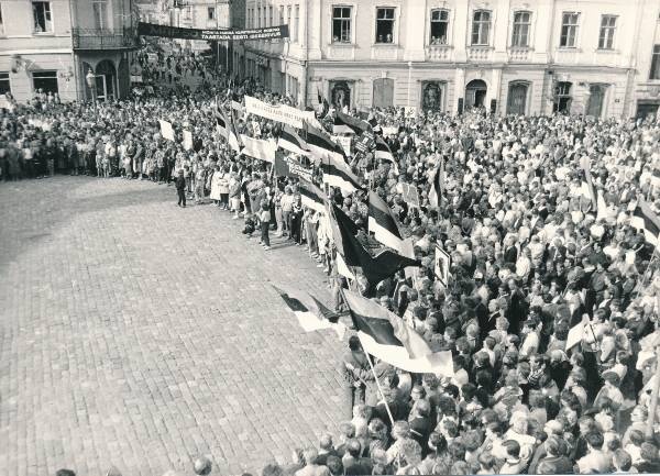 Miiting Tartus Raekoja platsil 1989a, vaade inimestele.
