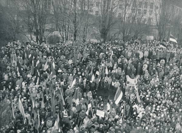 Rahvuslipu heiskamine Tähetornis 1989a. Vaade tornist rahvahulgale.