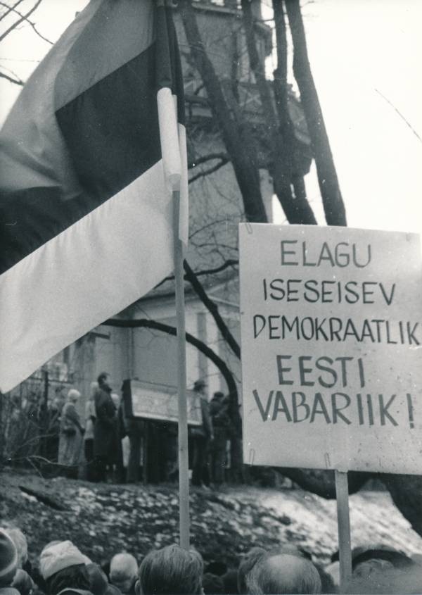 Rahvuslipu heiskamine Tartu tähetornis, 24.02. 1989. Rahval plakat: "Elagu iseseisev demokraatlik Eesti Vabariik!". Foto Ants Nilson.