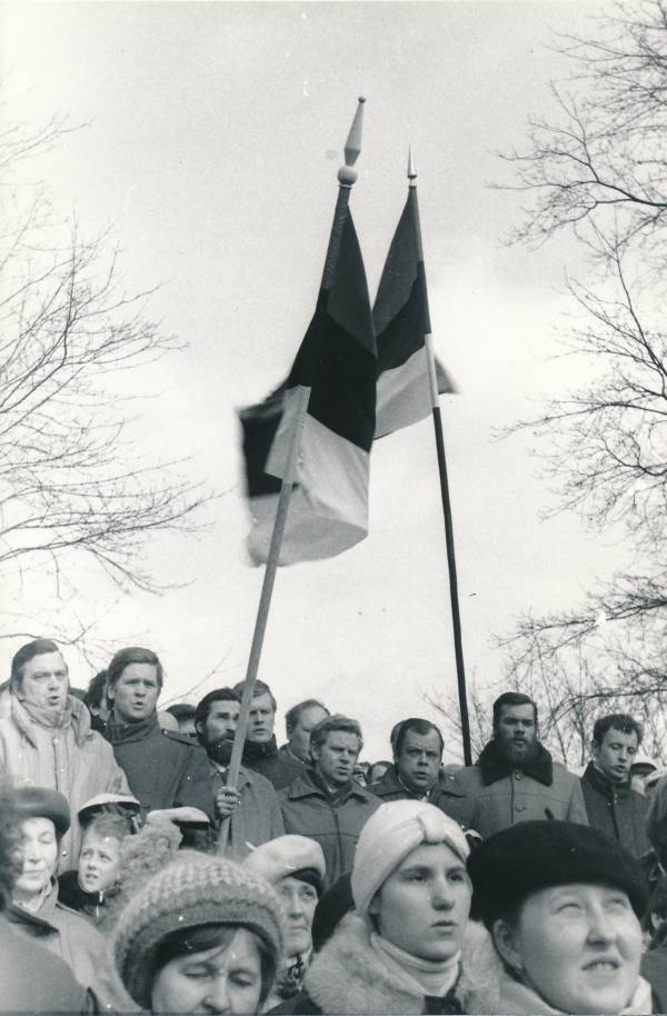 Rahvuslipu heiskamine Tartu tähetornis, 24.02.1989. Foto Ants Nilson.