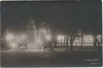Foto. Vabadussõjas langenute mälestussammas ja Haapsalu linnavalitsus tuledes 24. veebruaril 1925.a. Foto: J.Grünthal  duplicate photo