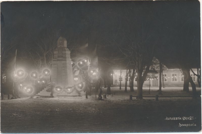 Foto. Vabadussõjas langenute mälestussammas ja Haapsalu linnavalitsus tuledes 24. veebruaril 1925.a. Foto: J.Grünthal