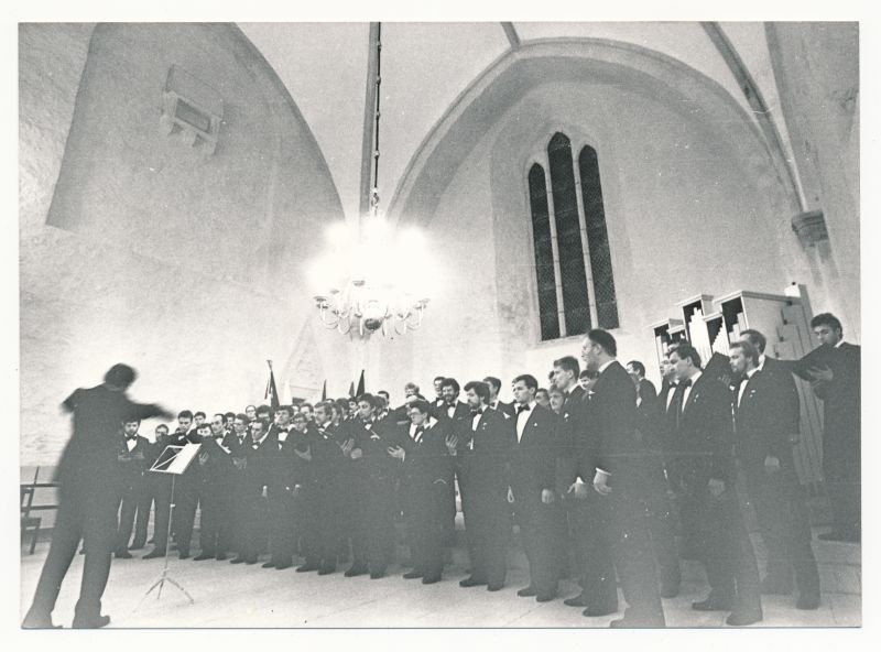 Eesti iseseisvuspäeva tähistamine Haapsalu Toomkirikus 24.02.1990. Esineb Tallinna Tehnikaülikooli meeskoor. Mustvalge.