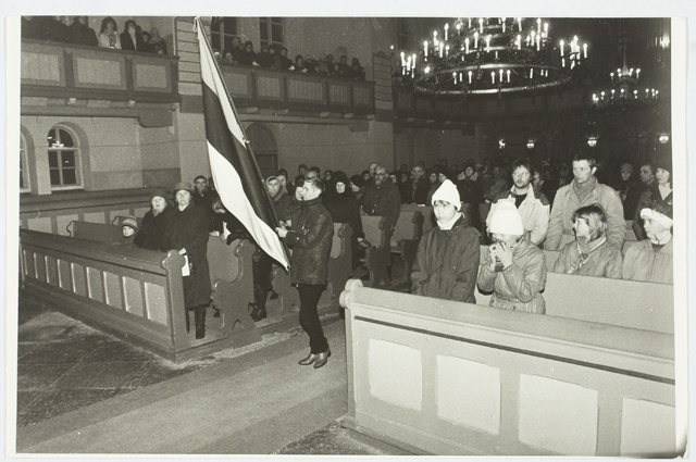 Eesti iseseisvuspäeva tähistamine Rapla kirikus, lipu sissetoomine